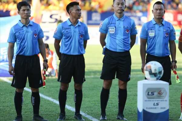 Vai trò của trọng tài trong trận đấu và áp lực phía sau tiếng còi trọng tài bóng đá