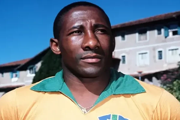 Djalma Santos: Huyền Thoại Bóng Đá Brazil Và Di Sản Vĩ Đại Djalma Santos: Huyền Thoại Bóng Đá Brazil Và Di Sản Vĩ Đại